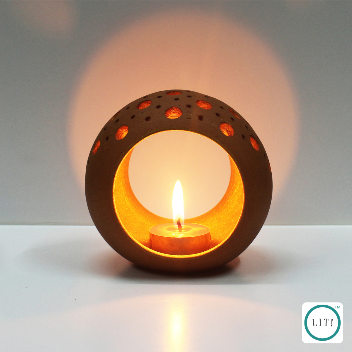 Decorative ring-style tealight holders made of terracotta