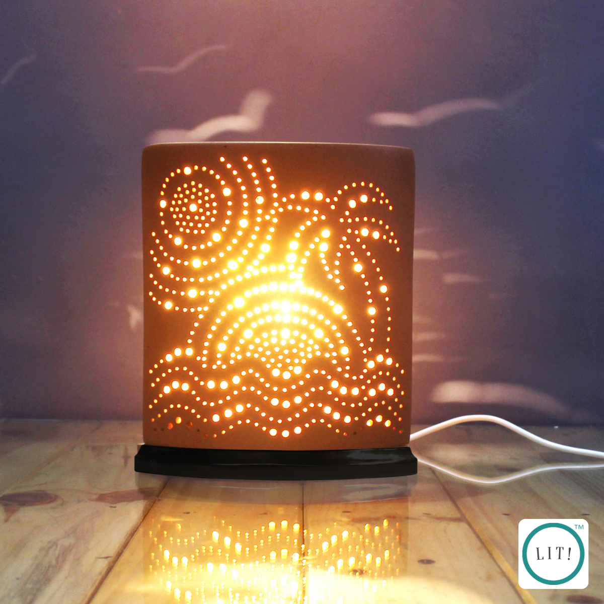 Eye‑shaped terracotta table lamp in natural tones